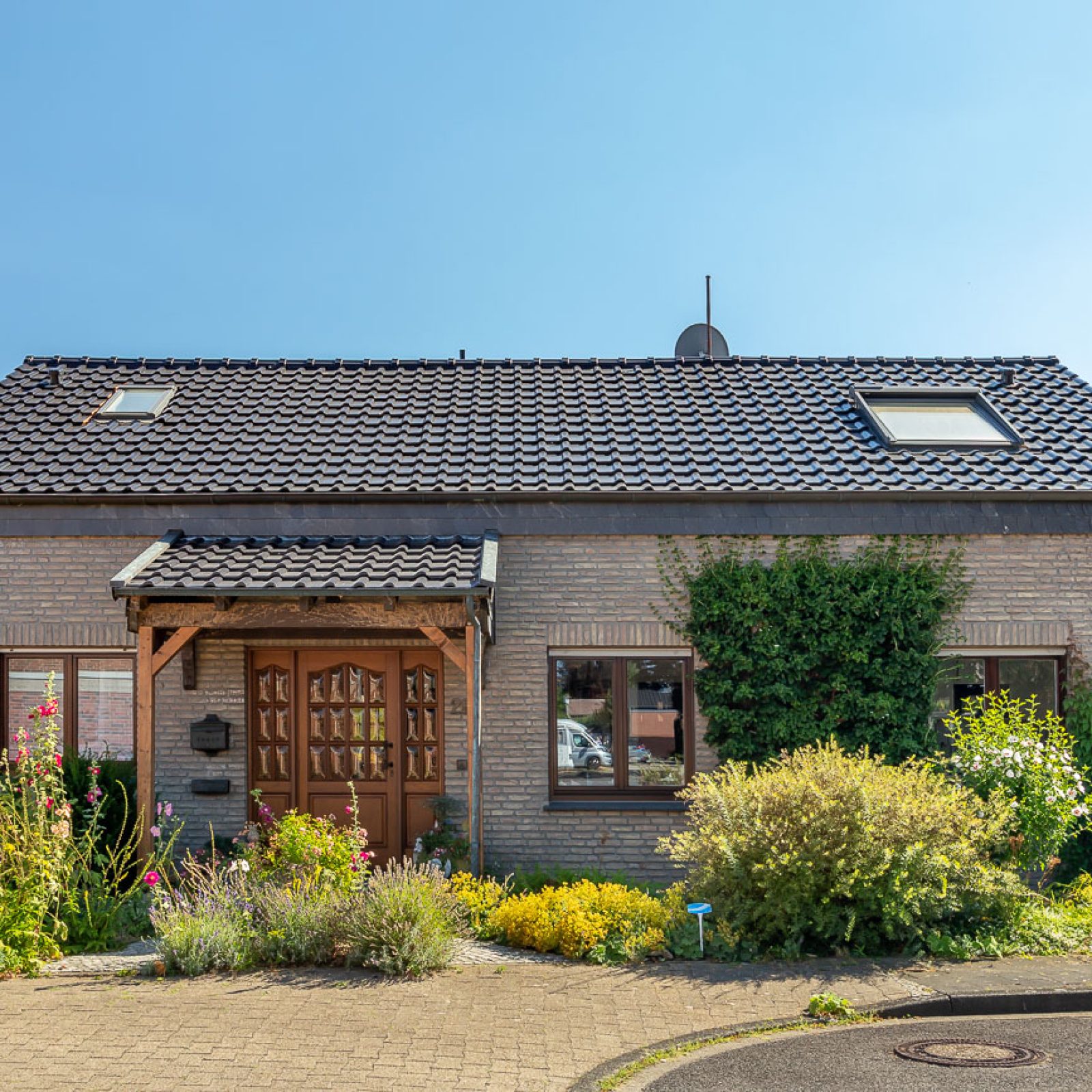 Klinkerhaus mit Schiefergiebel und auf dem Dach unserer Klassiker J11v in der Edelengobe edelschwarz.