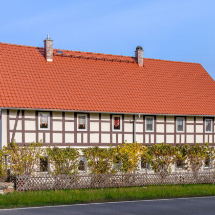 Wunderschönes Fachwerkhaus mit Flachdachziegel J11v hier im gesamten von der Straße aus fotografiert.