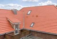 Teglstenshus med tagkvist: Vores allrounder J11v i gammel rød på taget.