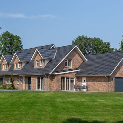 Klinkerhaus mit altschwarzem Flachdachziegel J11v hier die Komplettansicht mit Garage.