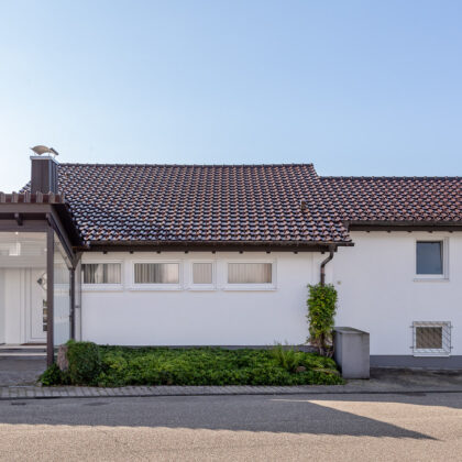 Einfamilienhaus mit edelbraunen J11v auf dem Dach.