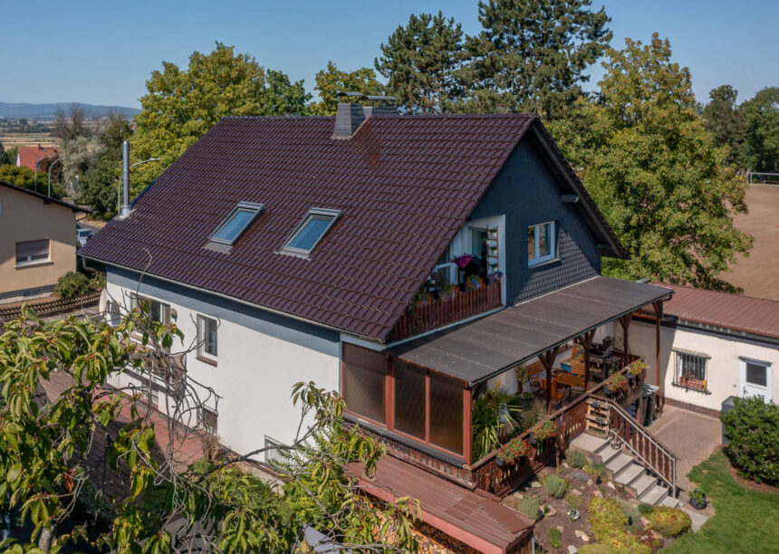 Einfamilienhaus mit Flachdachziegel J11v in maronenbraun