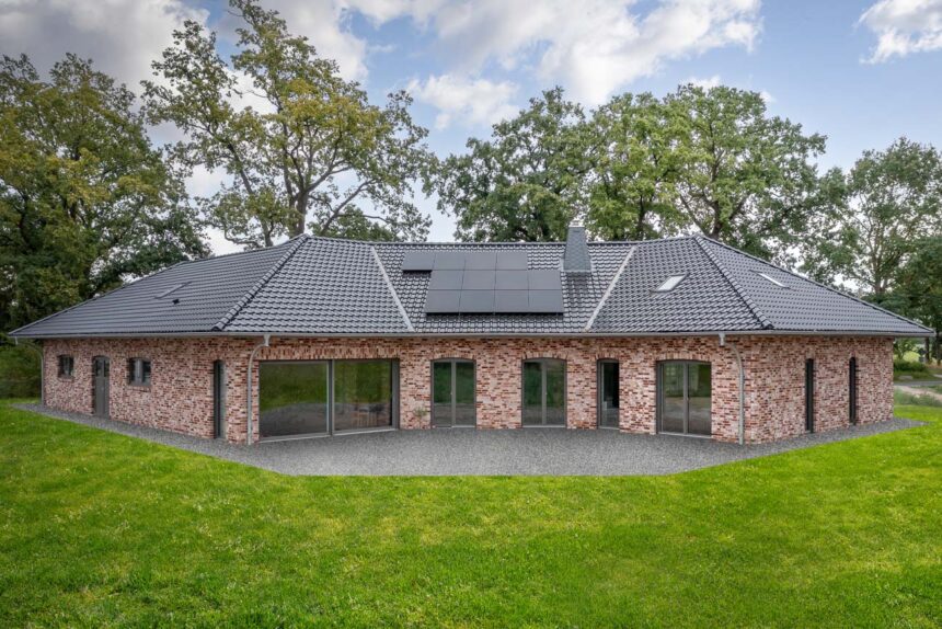 Bungalow mit tollem Klinker und Flachachziegel J11v in vulkanschwarz mit Einblick auf die Terrasse
