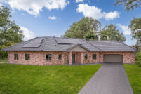 Bungalow mit tollem Klinker und Flachachziegel J11v in vulkanschwarz mit Hofeinfahrt