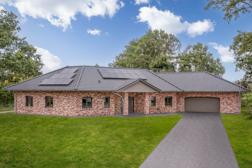 Bungalow mit tollem Klinker und Flachachziegel J11v in vulkanschwarz mit Hofeinfahrt