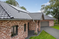 Bungalow mit tollem Klinker und Flachachziegel J11v in vulkanschwarz