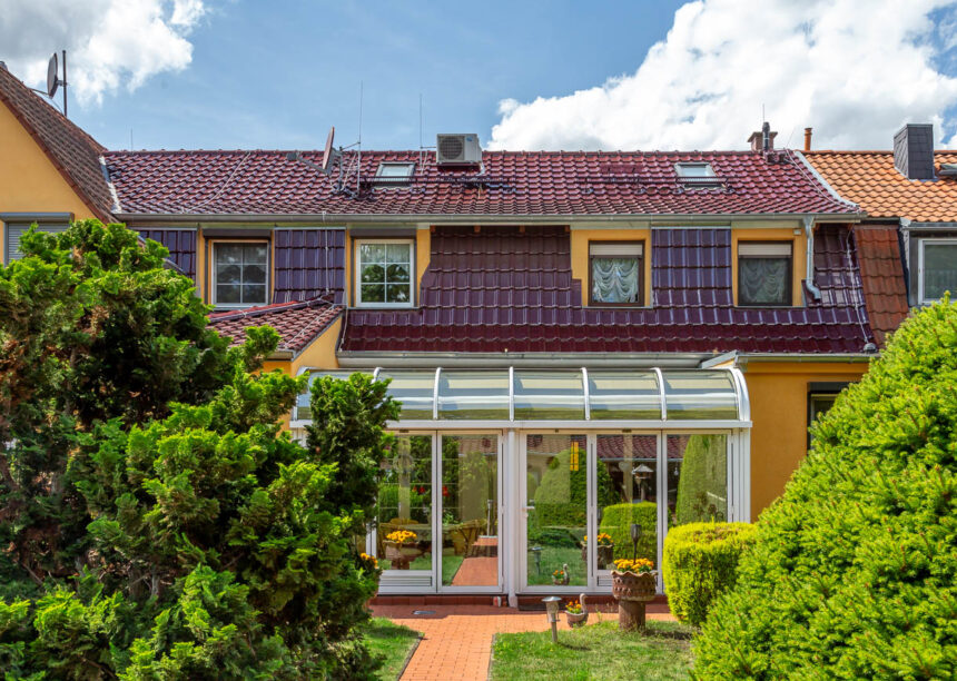 Wintergarten von Einfamilienhaus mit Flachdachziegel J11v in bordeauxrot gedeckt