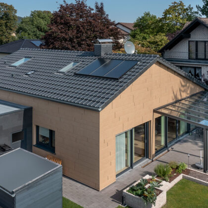 Enestående fritliggende hus med solcelleanlæg og overdækket terrasse