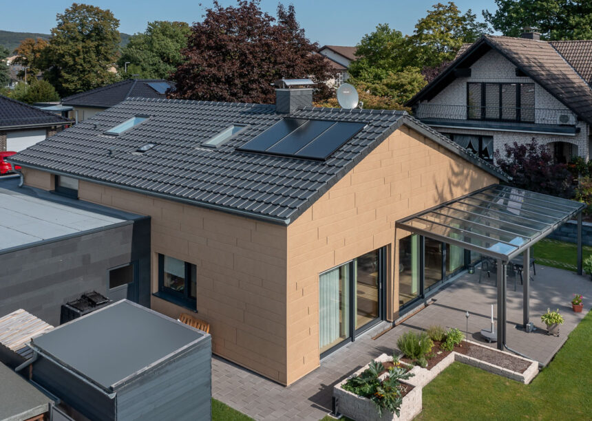 Enestående fritliggende hus med solcelleanlæg og overdækket terrasse