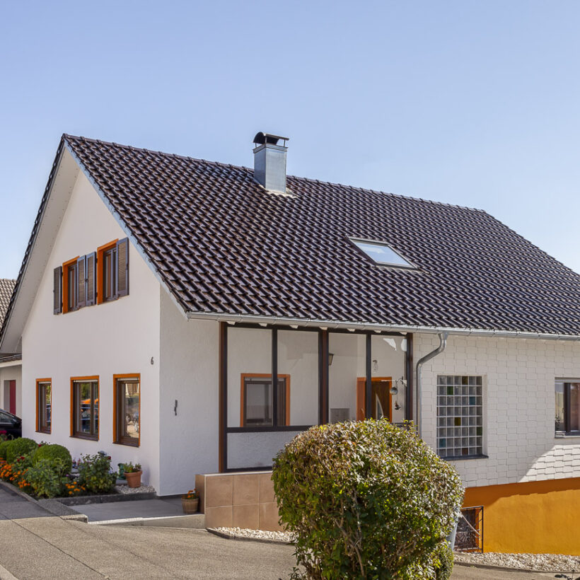 Einfamilienhaus mit Flachdachziegel J13v in maronenbraun