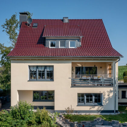 Saniertes Wohnhaus mit Flachdachziegel J13v in bordeauxrot