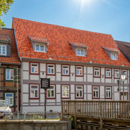 Hohlfalzziegel Z5 in der Sonderserie friesisch-bunt Salzbrand auf Firmensitz mit Fachwerkfassade.