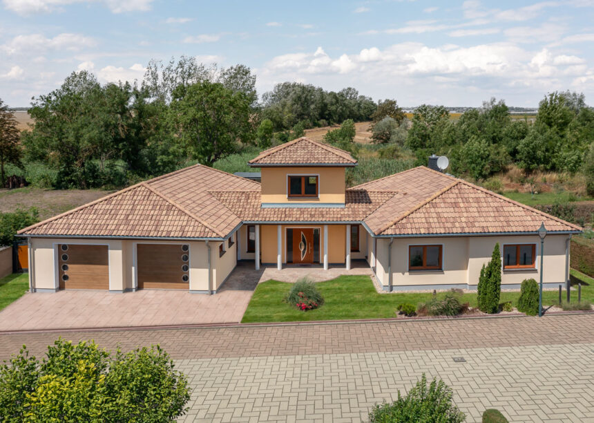 Bungalow i middelhavsstil med romansk pande Marko Bella Casa med murstensdetaljer.