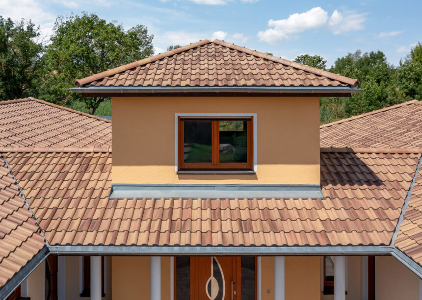 Bungalow i middelhavsstil med romansk pande Marko Bella Casa med murstensdetaljer.