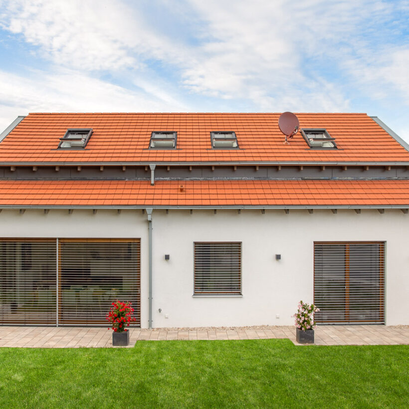 Moderne hus med moderne, naturrød Walther Stylist-tagsten med fokus på sidetagets afslutning