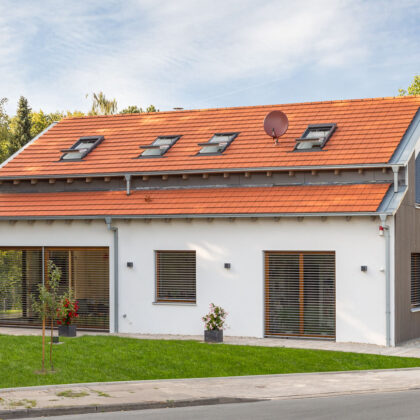 Moderne hus med moderne, naturrød Walther Stylist-tagsten med fokus på sidetagets afslutning