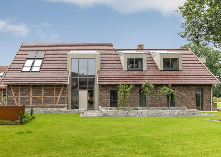 Klinker, Fachwerk und eine schöne Dachansicht mit Dachziegel Walther Stylist in cottage frotnal fotografiert