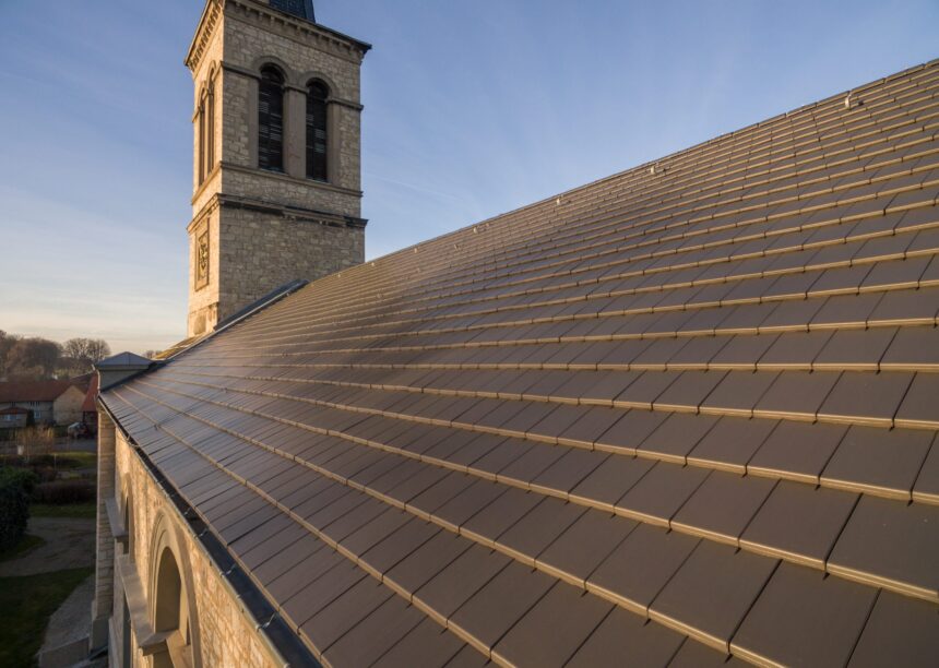 Fugleperspektiv af historisk kirke med minimalistisk tagsten i ædel skifer