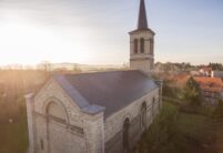 Fugleperspektiv af historisk kirke med minimalistisk tagsten i ædel skifer