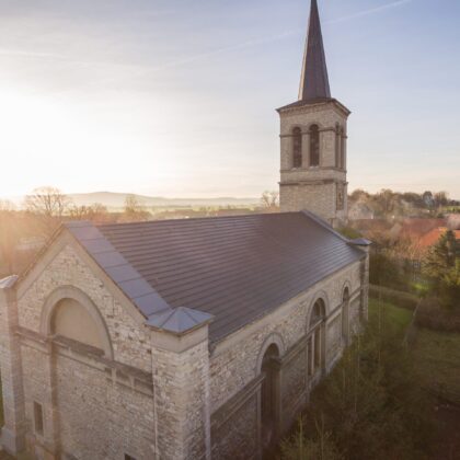 Fugleperspektiv af historisk kirke med minimalistisk tagsten i ædel skifer