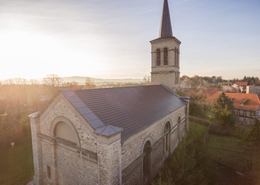 Fugleperspektiv af historisk kirke med minimalistisk tagsten i ædel skifer