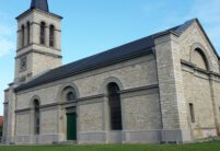 historisk kirke med minimalistisk tagsten i ædel skifer