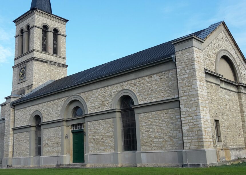 historisk kirke med minimalistisk tagsten i ædel skifer