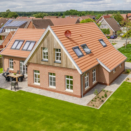 Malerischer Hof mit Klinker, Holz und Doppelmuldenfalzziegel Z2 in naturrot