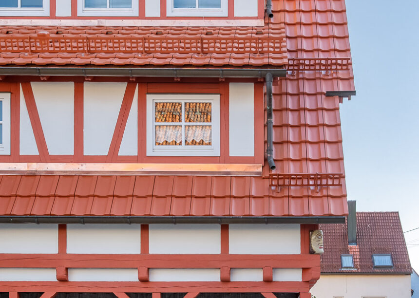 Schön saniertes Geschäftshaus mit Reformziegel Z10 in altrot mit Blick auf das farblich toll abgestimmte  Fachwerk und