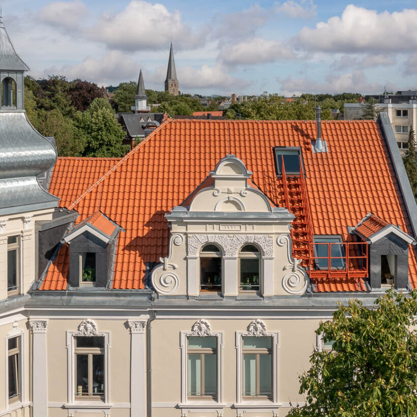 Historisches Gebäude mit Hohlfalzziegel Z5 in naturrot gedeckt