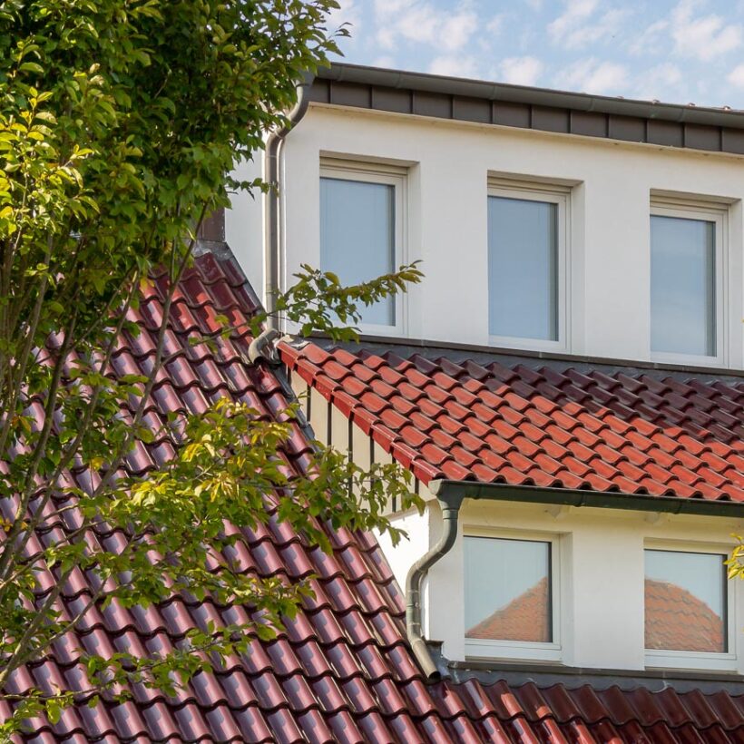 Detailansicht eines Daches mit Hohlfalzziegel Z5 in bordeauxrot gedeckt