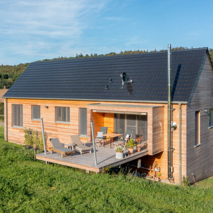 Produceer elektriciteit in stijl met technologie van Autarq. Dit is een geweldig huis voor architecten met uitzicht op het terras.