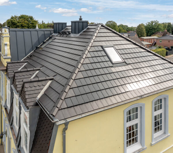 Hotel Villa Schneverdingen: Energieffektiv renovering med Stylist-PV solcelletagsten med almindelige tagsten på kvistene.