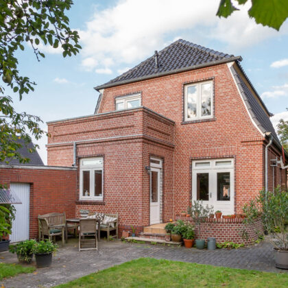 Historisches Wohnhaus mit Knick im altschwarzem Z5-Krüppelwalmdach mit toller Klinkerfassade und gemütlicher Terrasse.