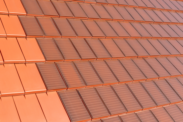 Overflade dækket med Stylist-PV solcelletagsten i rødbrun farve