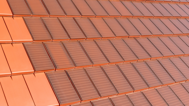 Overflade dækket med Stylist-PV solcelletagsten i rødbrun farve